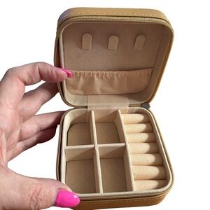 Avon Mother’s Day / Travel Jewelry Organizer NWT neutral tan colour